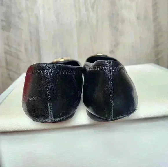 Tory Burch Round Toe Black Leather Ballet Flats Gold Emblem size 7 women's - Picture 9 of 13